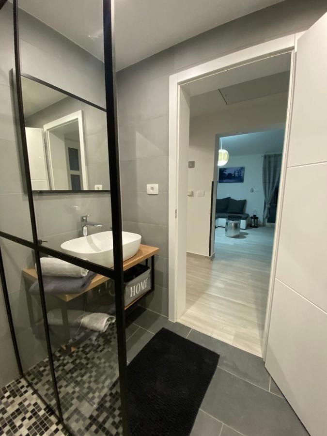 Apartma Mija-Dekani Exteriör bild