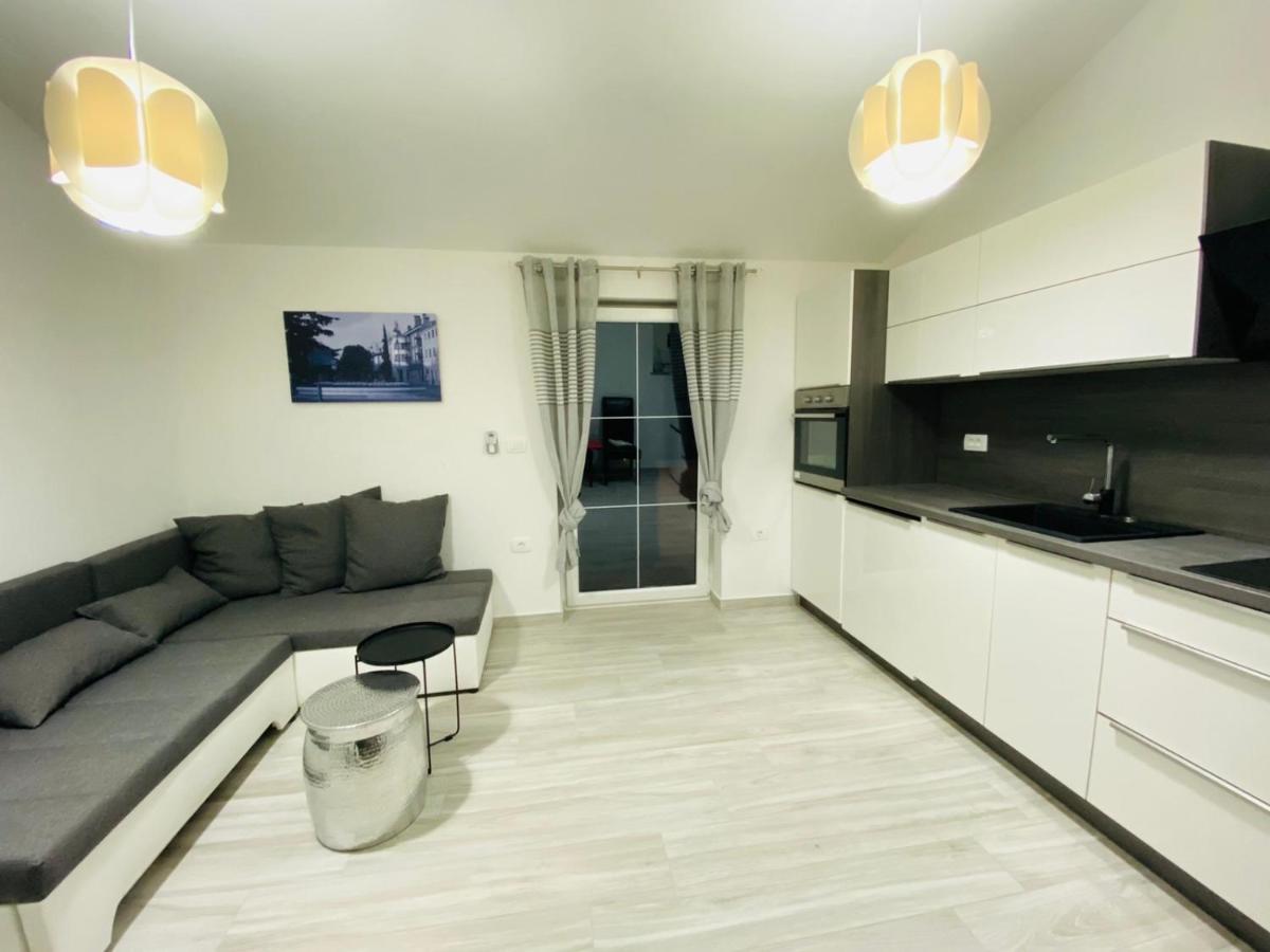 Apartma Mija-Dekani Exteriör bild